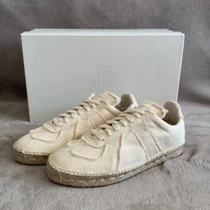 HELT NYA! Maison margiela espadrilles  - Säljer dessa snygga Maison margielas espadrilles för endast 2799kr. Skicket är perfekt (helt nya) (10/10) och är i storlek 39 men är större i storleken så kan också passa 40-41. Allt og medföljer. Om ni har några frågor så är det bara att höra av er!