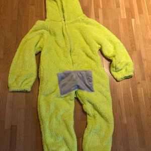 Helt nya Teletubbie dräkter  - Nya dräkter som säljes för de var för små Öppning bak Längd nacke ner ca 115 cm alla för 800 
