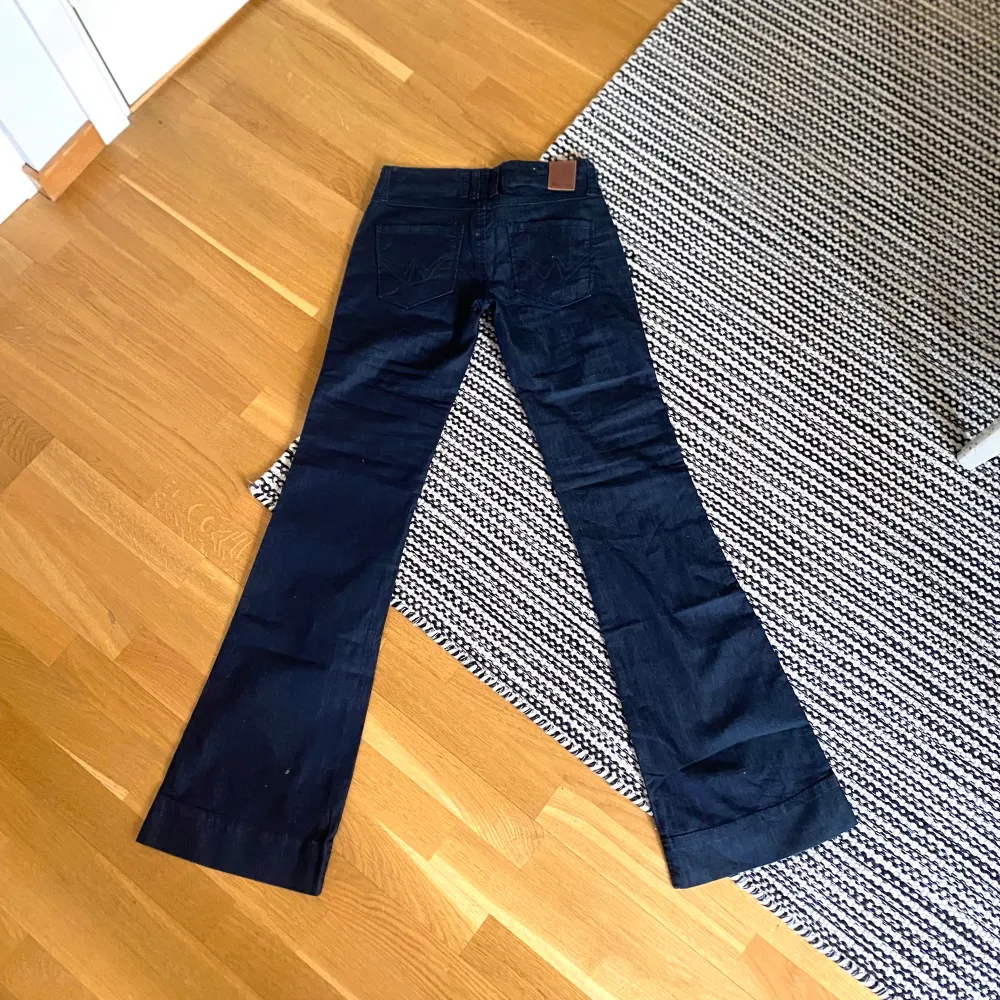 De perfekta lågmidjade mörkblåa jeansen! Lappar kvar, aldrig använda😍passar inte mig så har inte bild på. Farkut & Housut.