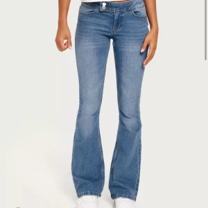 Bootcut jeans - Populära jeans från vero moda  Storlek:M/32 En knapp är av som går att sätta tillbaka vid användning och bör inte vara några problem!! Jag är 168 cm)) 