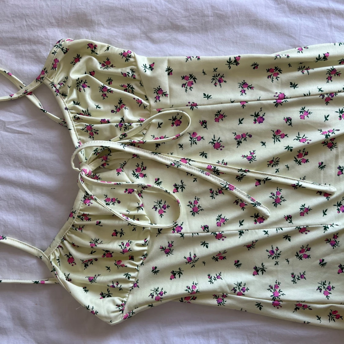 Gul blommig klänning med knytband - 2