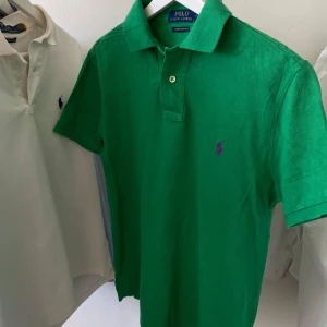 Ralph Lauren pikétröja - Polo Ralph Lauren pikétröja Storlek: S  (sitter perfekt S) | Färg: grön Klassisk modell, i fint skick – inga fläckar eller slitage. Kvalitativ och tidlös, passar både till vardags och finare tillfällen.✨👕                                                              Snabb leverans 🚚 och extra bilder får du gärna fråga om!