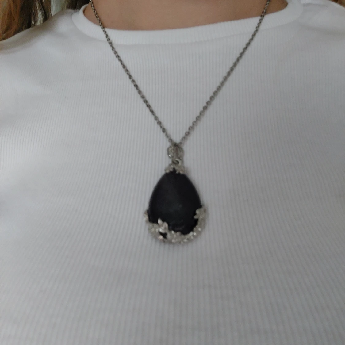 Lila droppformat halsband med silverdetaljer