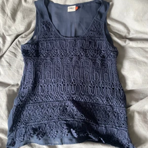 Mörkblå spetslinne - Snyggt mörkblått linne från ONLY