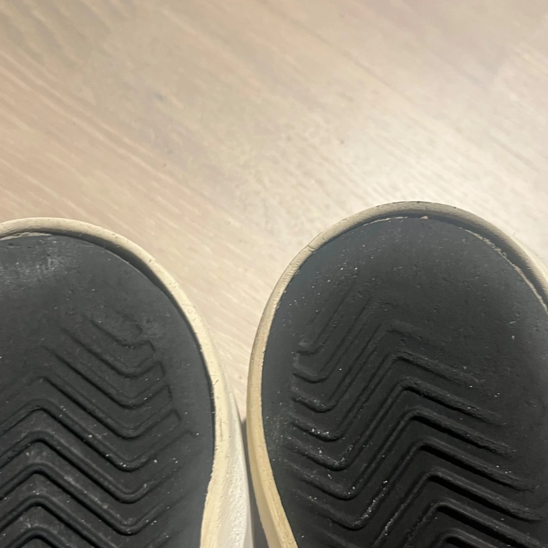 Vita sneakers med svarta detaljer - 2