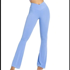 Blå högmidjade leggings - Snygga ljusblå leggings med hög midja och bootcut-stil. Ett stretchigt material som ger en bekväm passform, aldrig använda 