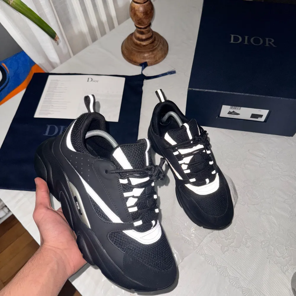 Hej! Som du ser nu så säljer jag nu mina jätte fina Dior b22s. Som är då i bästa skicket någonsin. Dessa skor är bara använda INOMHUS! Använt dessa fåtal gånger bara.. Helt nya skor. Allt på bilden ingår! Vid övriga frågor hör av dig! . Kengät.