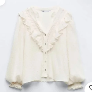 Vit Zara blus  - Jätte fin blus från Zara, ena armén är lite lösare än den andra men märker inget på alls . INTE MINA BILDER!!