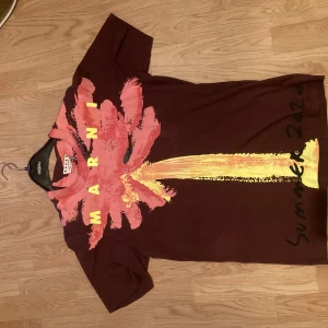 Maroon coloured-shirt med tryck från Marni - Säljer en T-shirt från SS20 kollektionen av Marni. Tröjan gavs som gåva efter showen och är därför av en mer sällsynt färg. Tillverkad i Italien.