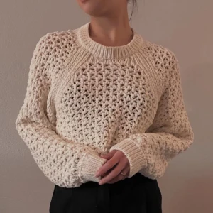 Vit stickad tröja med snörning och öppen rygg  - Säljer en vit stickad tröja med ett unikt mönster. Tröjan är croppad och är väldigt fin i ryggen då det är öppen rygg. Storlek xs/s. 