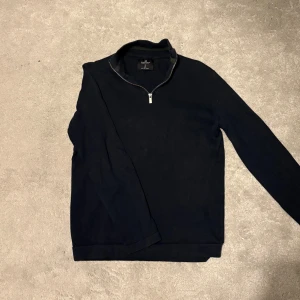 Springfield half-zip  - Säljer nu denna Half-Zip ifrån SPRINGFIELD. Den är i bra skick. Storlek S. Skriv vid minsta fundering/fråga!