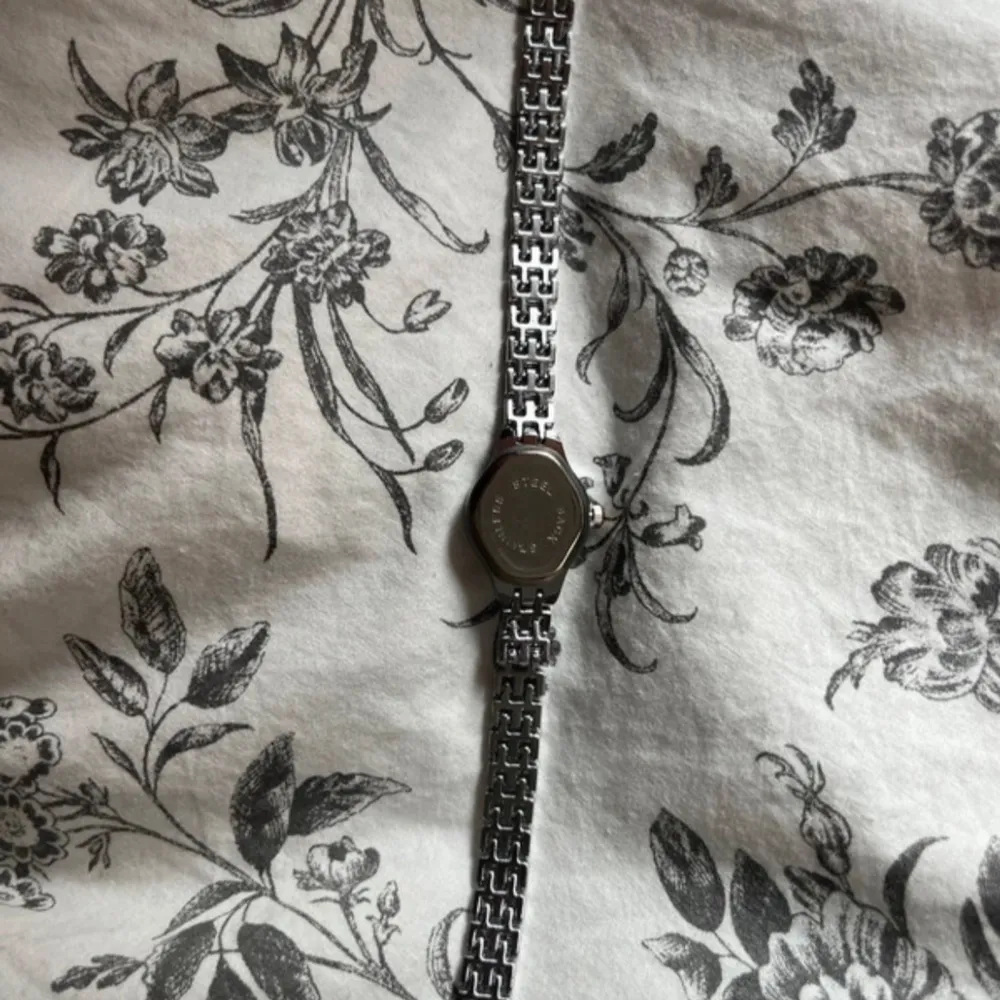 Jättefin silvrig damklocka som är helt oanvänd och därför inte heller några defekter. Har flera klockor och vill därför bli av med denna! Pris går att diskuteras!. Asusteet.