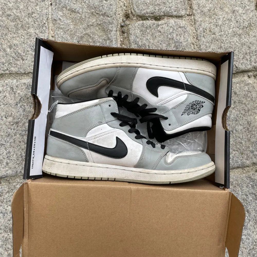 Säljer ett par air jordan 1 mid light smoke grey, dom är avpbfa men ändå ett helt okej bra sick , säljer dom för att jag har tröttnat på dom. Kengät.