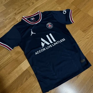 PSG Tröja - Säljer min PSG tröja, storlek S. Produkten är i väldigt bra skick. Priset kan diskuteras vid köp av snabb affär