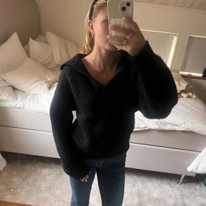 Svart stickad tröja med v ringning  - Svart stickad tröja med en liten v ringning från Gina tricot i storlek Xs