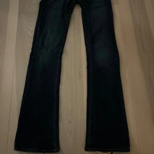 Mörkblå, lågmidjade bootcut jeans - Lågmidjade mörkblå jeans, jätte stretchiga och sköna, använda men i bra skick! Passar en xs/s. 