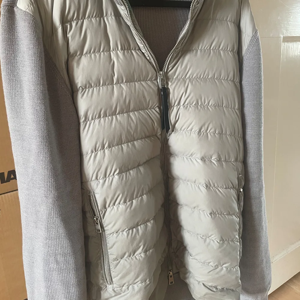 Snygg grå cardigan som inte går och köpa ny längre. Nypris 4000kr ish priset jag erbjuder 1500. Den är L i storlek men skulle ändå rekommendera mer mot M hållet. . Takit.