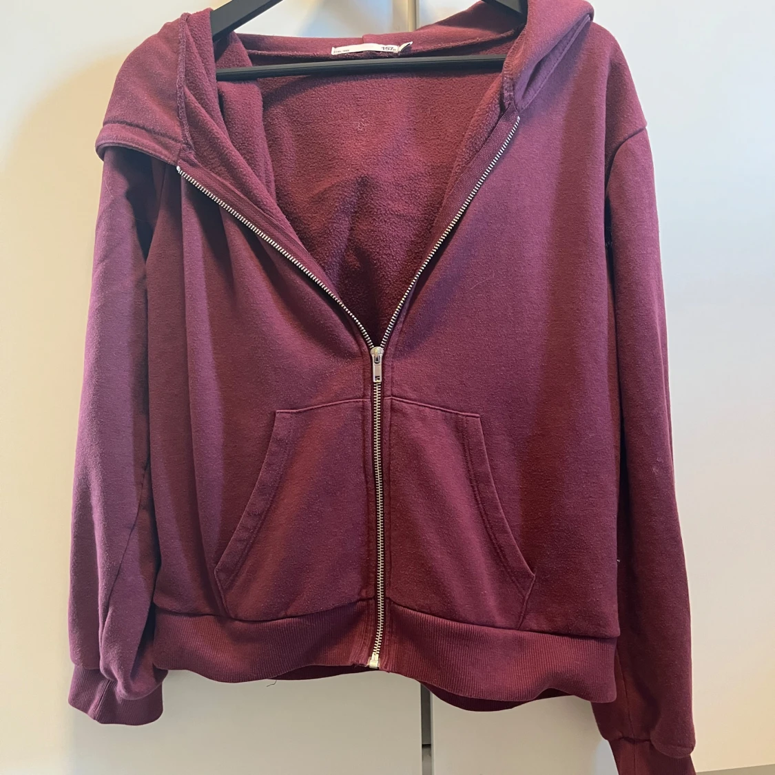 Vinröd hoodie med dragkedja - 2