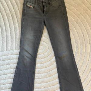 Diesel bootcut jeans - Snygga grå jeans från Diesel med bootcut och låg midja. Knappt använda så väldigt bra skick!
