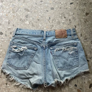 Levi's ljusblå jeansshorts - Ljusblå jeansshorts från Levi's. Midjemått: 36cm rakt över🫶