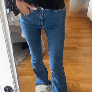 Blå bootcut mid jeans från bik bok  - Säljer ett par nästan helt nya Bik bok flare jeans .
