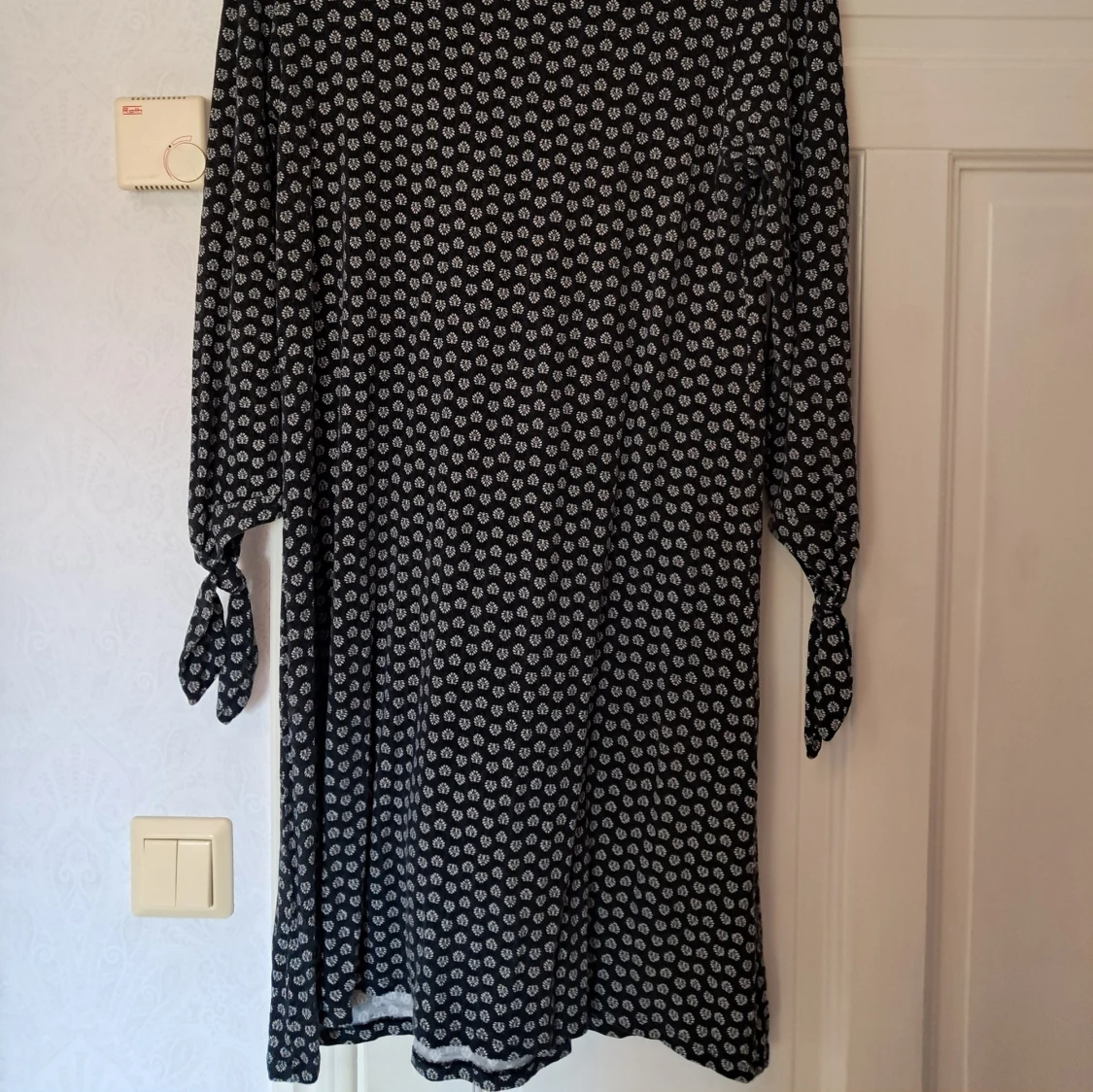 Svartvit blommig klänning Lindex XS - 1