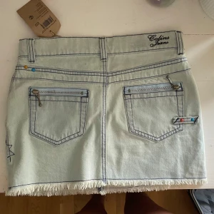 Jeanskjol! - Så snygg jeanskjol i en ljusblå färg! Aldrig använd med lapp kvar!💕 midjemått:37cm
