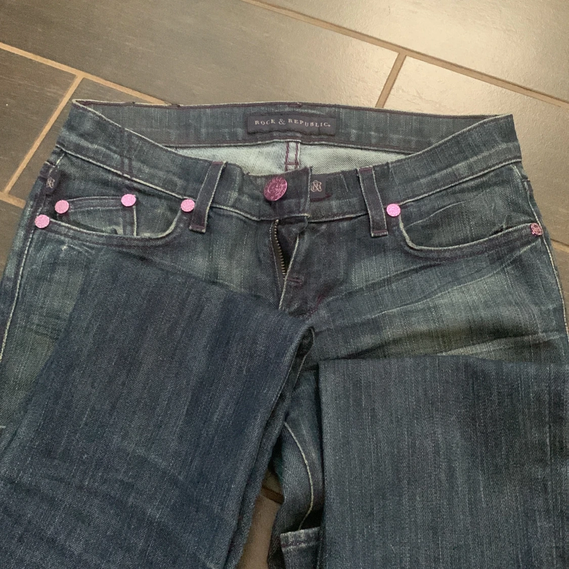 Rock & Republic jeans med lila detaljer