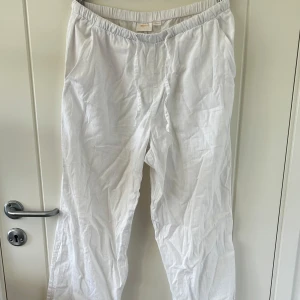 Vita linnebyxor från Gina Tricot - Snygga linnebyxor från Gina Tricot🤍 strl 158-164 men sitter som en XS🤍säljs på grund av att de inte passar🤍rak passform