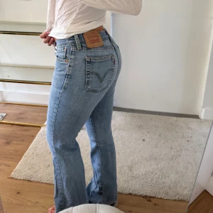 Levis 523 bootcut jeans  - Ljusblåa levis bootcut jeans. Inga defekter upptill, hål längst ner baktill vid hälen. Låg midja.