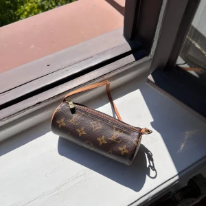 Louis Vuitton Papillon  - Säljer min gulliga lilla Papillon från Louis Vuitton då jag tyvärr inte använder den pga jag tycker om större väskor. Köpt på A Retro Tale (en e-handel som nu även öppnat butik i Mood Stockholm) som säljer exklusiva vintage väskor och accessoarer. 4.5 på Trustpilot. Jag har köpt flera väskor där och alla har varit över förväntan. A Retro Tale är så professionella och kvalitén på deras produkter är som nya trots att de mesta är vintage. Köpte denna för mindre än 1 år sedan. Använt 1 gång.