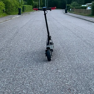 Säljer min kukurin G2 PRO DGT - Tjena säljer min kukurin G2 PRO DGT eftersom jag har tröttnat på den, den går i 26 och kan trimmas, jag och mina vänner lackade om den från svart,orange till svart, röd. Orginal handtag följs med och den är i bra skick. Skriv om det är något.