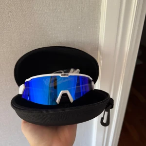 Bliz glasögon - Säljer dessa helt nya då jag tyckte de var för stora och att de fick dessa i present så kunde inte lämna tillbaka. Hör av er vid funderingar!