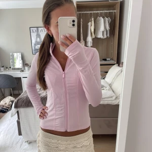 Ljusrosa zip-jacka med lång ärm - Så fin rosa träningsjacka!! Aldrig använd!!