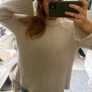Beige stickad tröja med breda ärmar - Så mysig o skön