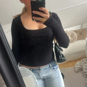 2-pack tröjor för 199 - Säljer två ribbade långärmade toppar med croppad passform och fyrkantig ringning. En är svart och den andra är beige. Perfekta att styla med jeans eller kjol för en clean look. Materialet är mjukt och stretchigt, vilket gör dem riktigt sköna att bära.