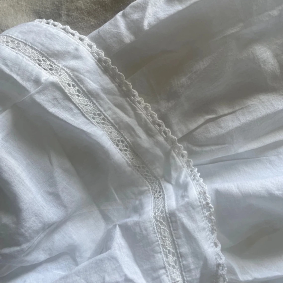 Vit volangkjol med spets från Nelly - 2