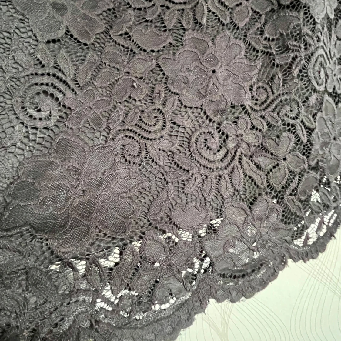 Svart spetsklänning från AMISU - 2