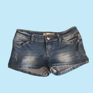 låg midjade shorts - Snygga blå jeansshorts från fionina med låg midja och slitna detaljer framtill. Klassisk femficksmodell med knapp och dragkedja. Perfekta för varma sommardagar och enkel att matcha med allt. Passar xs-s. Köpta för 350, kan gärna gå ner i priset. Kan bara skicka den 01 aug och framåt!! BARA POSTNORD