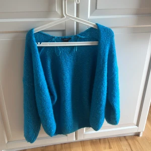 Stickad kofta  - En fin blå stickad kofta från Lindex använd få tals gånger inte mopprig eller slitet i storlek xs❤️