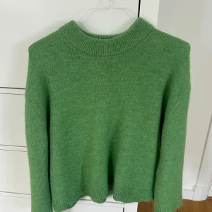 Grön stickad tröja - Grön stickad tröja från Gina Tricot. Mjukt material och i bra skick.