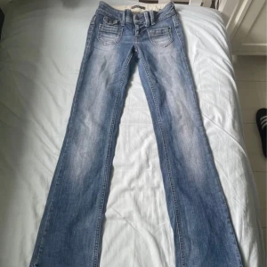 Blå bootcut only jeans  - Snygga blå bootcut jeans från ONLY med låg midja. Jeansen har klassisk femficksdesign, ljus tvätt och subtila slitningar. Perfekta för dig som gillar en avslappnad men ändå trendig look. Materialet är mjukt denim som sitter skönt hela dagen. pris går att diskutera