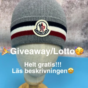 Giv3away‼️(Läs beskrivningen👇) - Eftersom Jag skapat ett Konto på plick så startar vi SthlmGrischShop en tävling där vi lottar ut Den här Snygga Moncler Mössan i grå (authentic med äktighetsbevis) 4139kr nypris❗️ För att delta: 1. Likea denna annons✅ Följ detta konto✅ Tävlingen slutar vid 50 Följare, annars 7 augusti‼️Dela med dina vänner den här tävlingen så kan drar vi en vinnare 🥇  varje person som följer stegen hamnar på en Spin the wheel🎁 Om någon av följer eller ta bort sin like, så blir den diskad❌ Lycka till nu 🤞🤩
