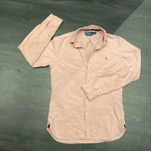 Ralph lauren skjorta - Säljer en rosa Ralph lauren skjorta som passar både S och M. Den är slim fit och är lite mattare rosa och inte särskilt stark rosa. Inga defekter och skicket är som nytt🔥Nypris≈1399   Mitt pris=499