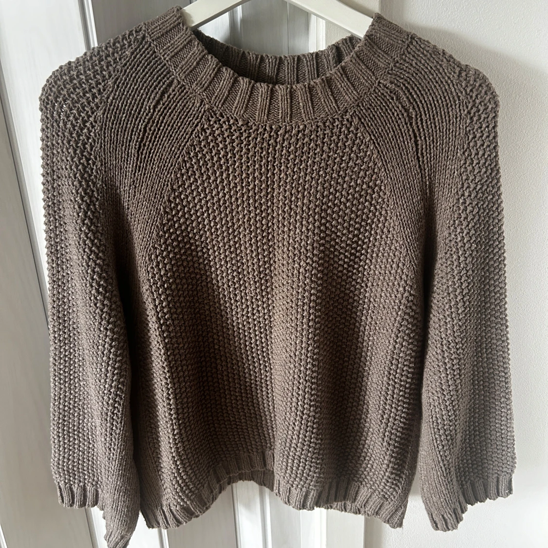 Brun stickad tröja från Mango