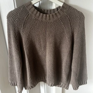 Brun stickad tröja från Mango - Säljer en chunky stickad tröja från Mango i en snygg brun nyans. Den är trekvartsärmad. Verkligen super fin, skriv för fler frågor! 