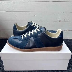 Maison Margiela (GATS) - Otroligt fina Mörkblåa Maison Margiela Skor i otroligt bra skick! Storleken 43 men passar även 42. Tveka inte att höra av dig vid funderingar! (Äkhetsbevis finns inkl Box)