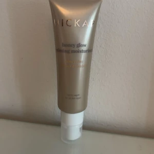 Hickap Honey Glow Priming Moisturizer - Säljer en lyxig primer och fuktkräm i ett från Hickap. Tuben är guldig med pumpfunktion och innehåller 50 ml. Ger en glowig finish och är 100% vegansk, passar alla hudtyper. Perfekt bas för sminket och ger extra lyster till huden. Aldrig använd (se andra bilden). Nypris - 299