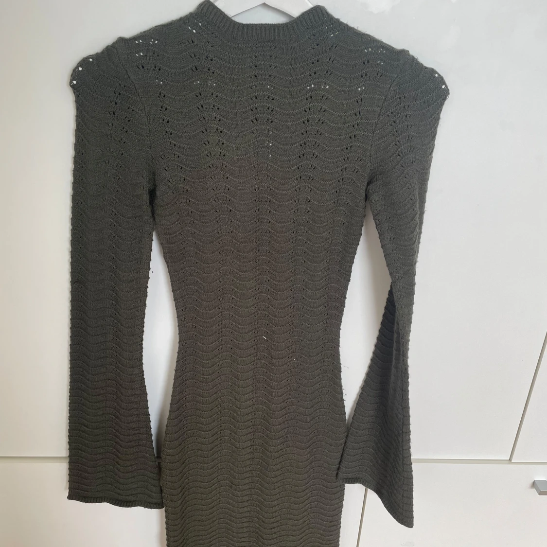 Olivgrön stickad kortklänning Bershka - 1