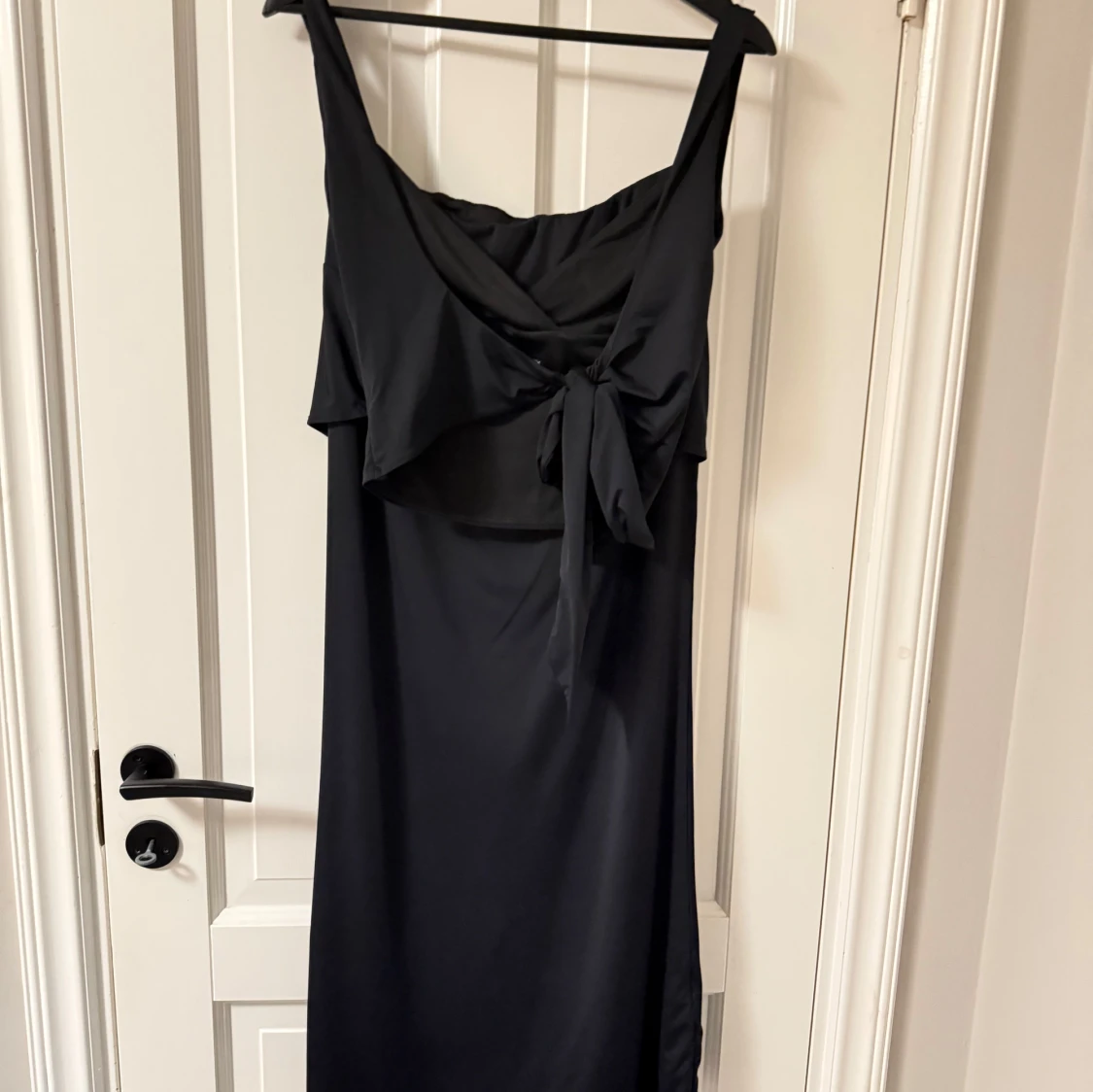 Svart set med lång kjol och en rygglös top med knyt - 1